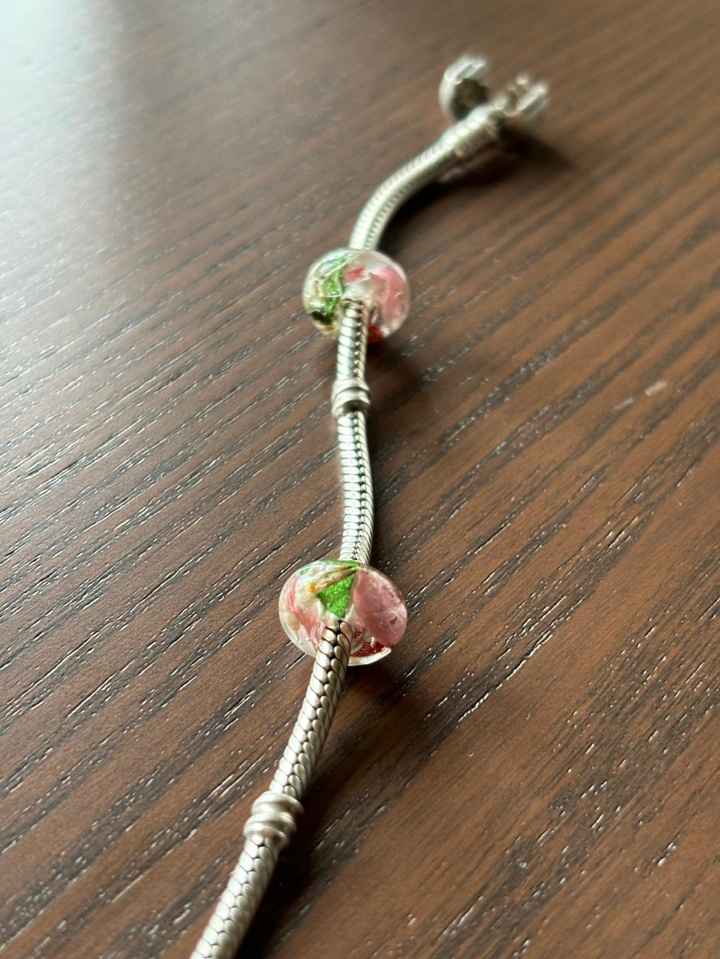 Charm con las flores del ramo de novia - 2
