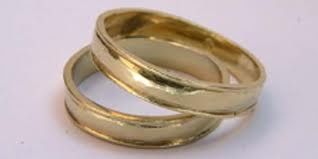 mas o menos nuestras alianzas pero lo que se ve en oro mate por es en oro blanco 