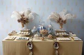 mesa decorada con plumas