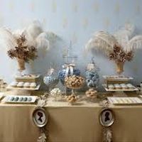 mesa decorada con plumas