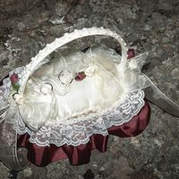 Cestita con cojín y alianzas