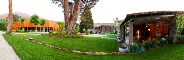 Aquí se ve al fondo la carpa donde será el convite, fuera en el jardín será el coctel y la zona chil