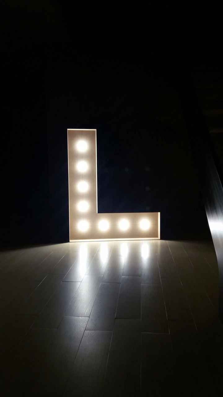 Letra L madera con luces