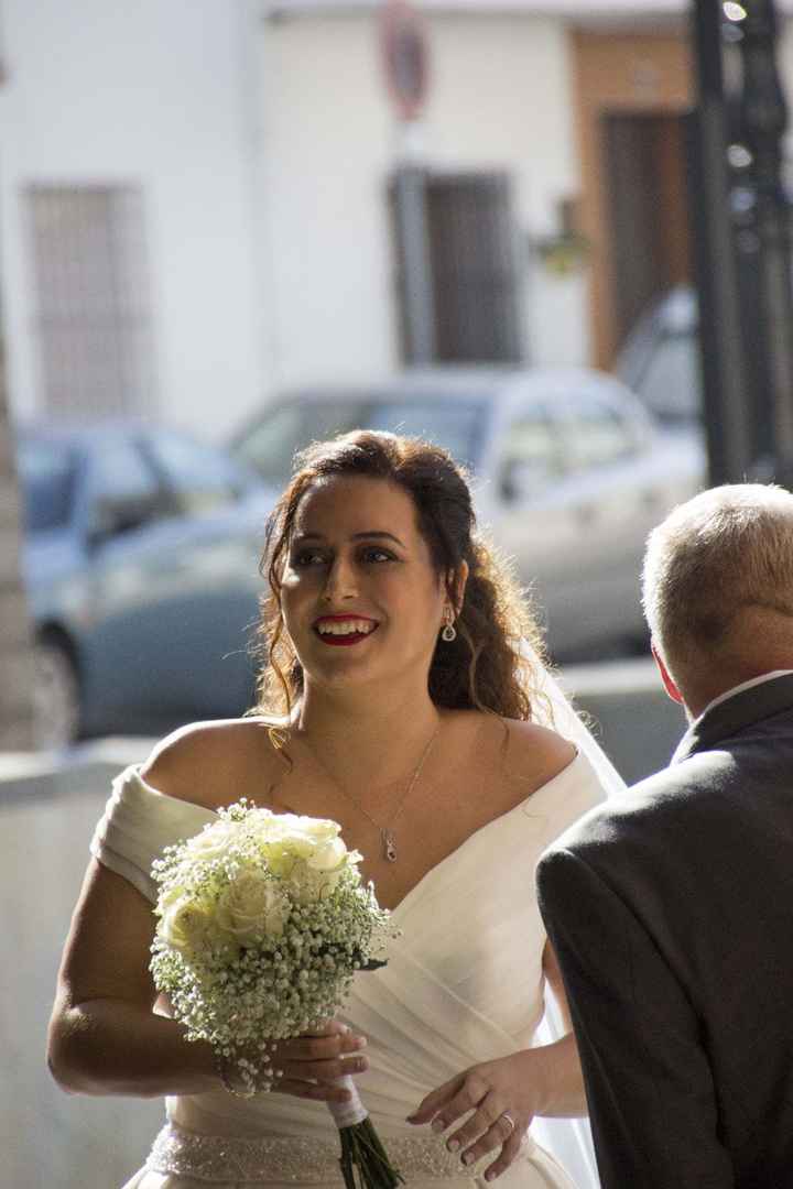 Esperando en la puerta de la iglesia... al menos iba feliz jajajaj