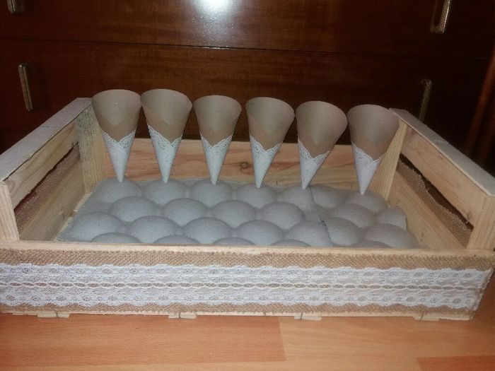 Caja para los conos de arroz y pétalos