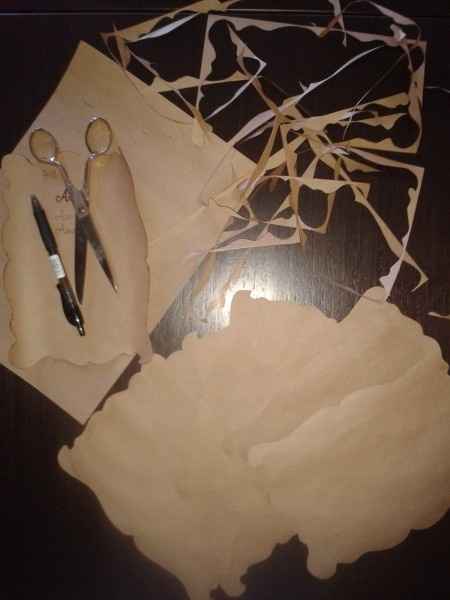 Papel kraft, tijeras,y boli