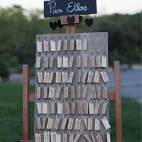  Recordatorios: velas para ellas, llaveros para ellos. Conos petalos, cartel bienvenida, decoracione