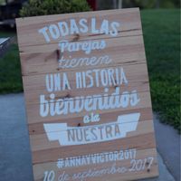  Recordatorios: velas para ellas, llaveros para ellos. Conos petalos, cartel bienvenida, decoracione