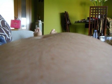 bebé estirandose