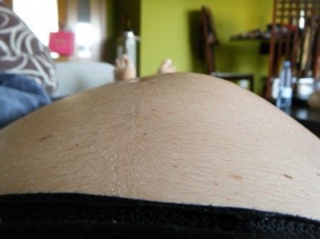 bebé estirandose