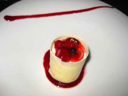 Cilindro de chocolate blanco, vainilla y frutos rojos