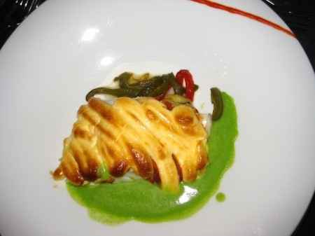 Bacalao gratinado con emulsión de guisantes y Jabugo y verduritas