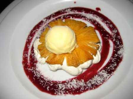 Crujiente de piña y coco caramelizado con helado de vainilla