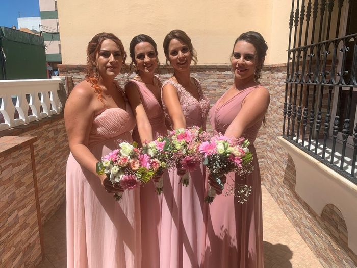 ¿Qué llevan en las manos las damas de honor? 1