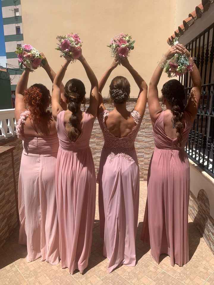 ¿Que pueden llevar en las manos las damas de honor? - 1