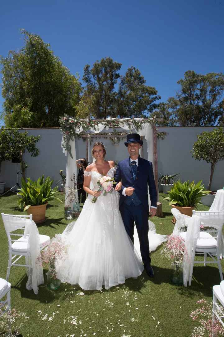 Novio con sombrero en la ceremonia 🤠 - 1