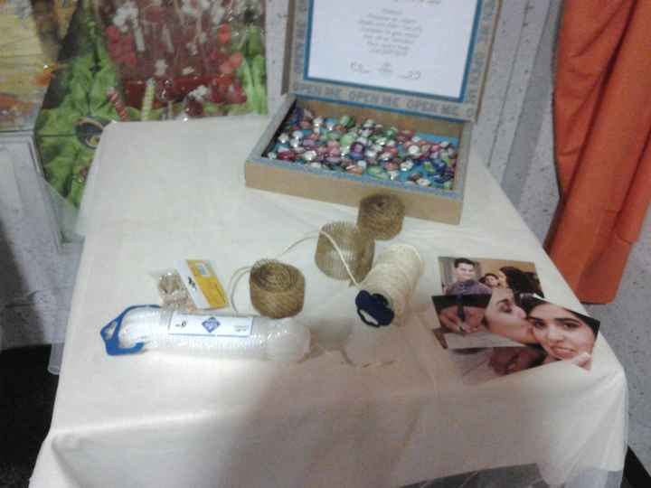 chapas y las fotos de la firma el día anterior (mientas se montaba, no quedó así XD)