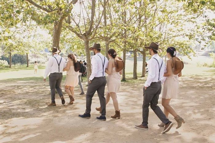caminando hasta el lugar de la ceremonia, damas y best man