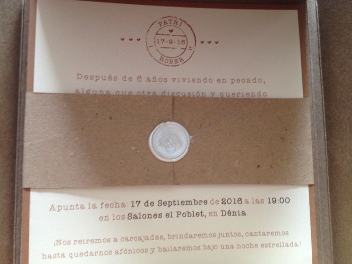 El fajín de papel kraft con el sello de lacre