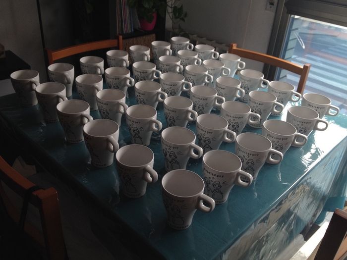 Tazas pintadas y limpias