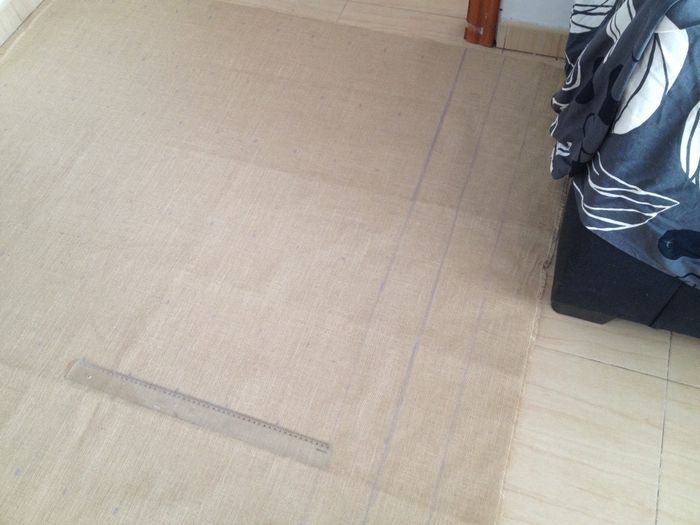 Marcando las tiras de 10cm en la tela de saco