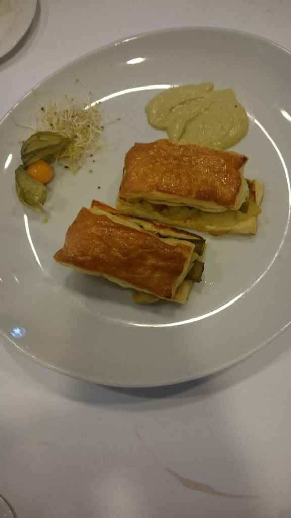 Hojaldre Relleno de Trigueros y Gambas con Emulsión de Espárragos Verdes