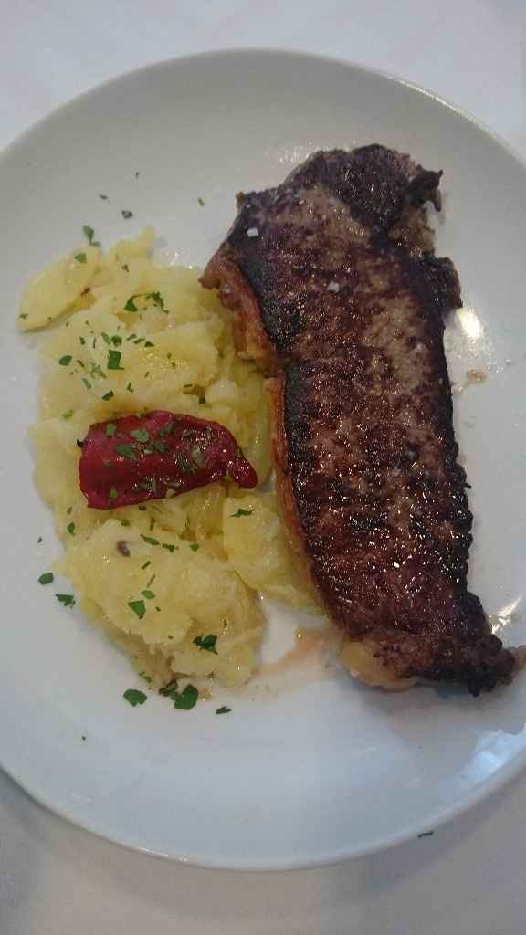 Entrecot de Buey a la Parrilla con Guarnición de Patatas a lo Pobre