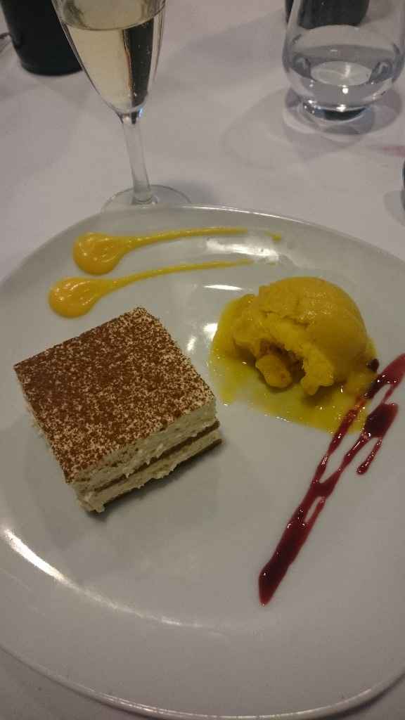 Tiramisú Casero acompañado de Helado de Mango y Coulis Frutas del Bosque