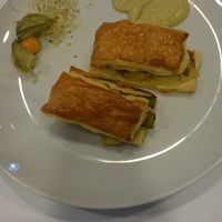 Hojaldre Relleno de Trigueros y Gambas con Emulsión de Espárragos Verdes