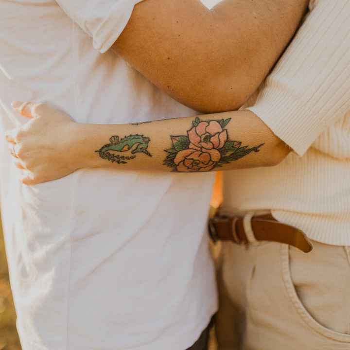 Tatuajes y vestido. - 1
