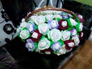 cesta con flores de confetti