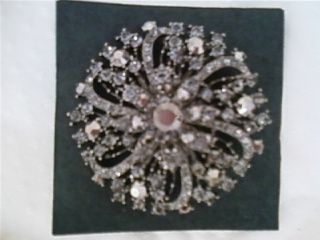 broche para la cola del vestido