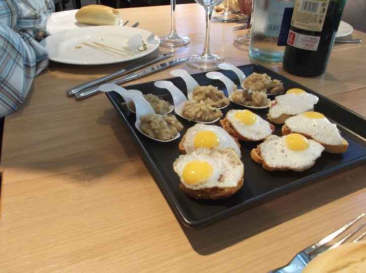 Huevos de codorniz en tosta de cebolla roja e ibérico