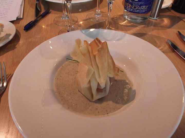 Crujiente de foie con manzana e ibérico sobre crema de setas al marsala