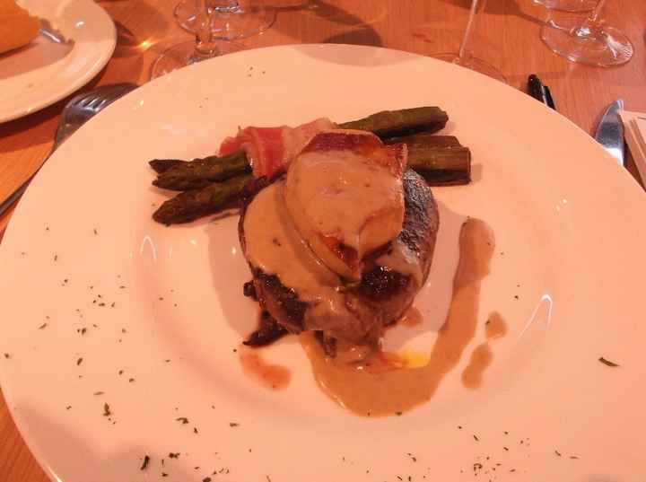 Solomillo al foie con salsa de hongos y atadillo de trigueros