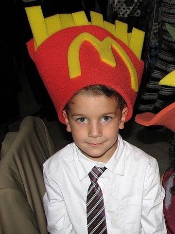 mi hijo con el gorro de goma espuma