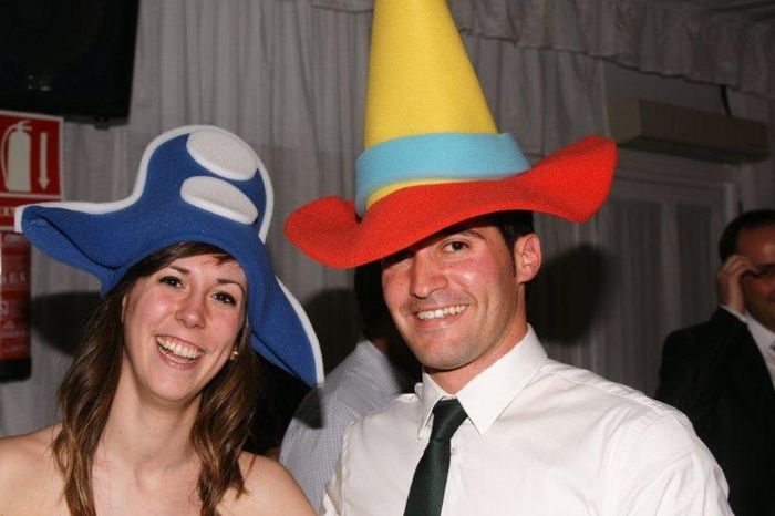 mi primo y novia con el gorro
