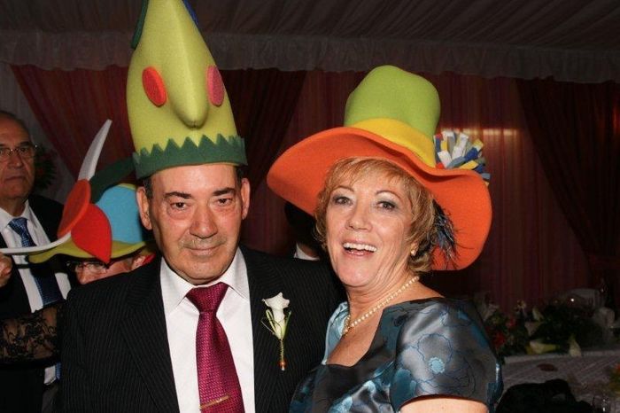 mis suegros con los gorros