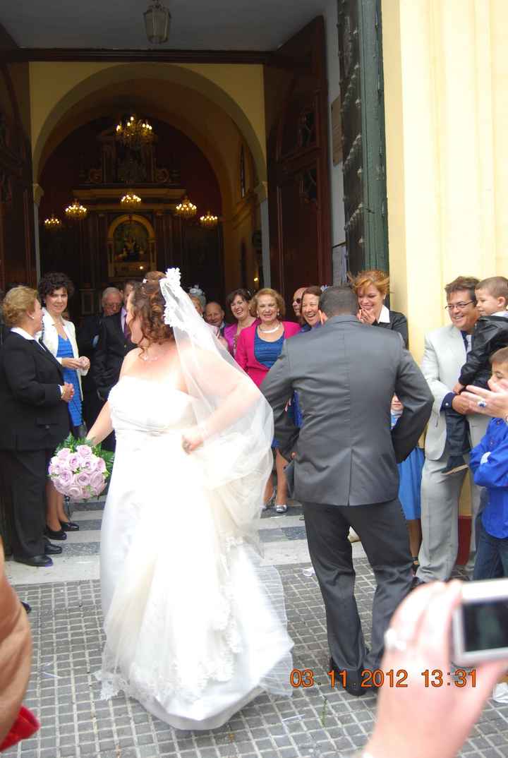 bailando a la salida de la iglesia