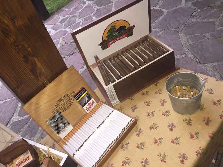 puros, cigarros y cubo para dejar los cigarros