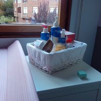 Cambiador cuadritos vichy y canastilla