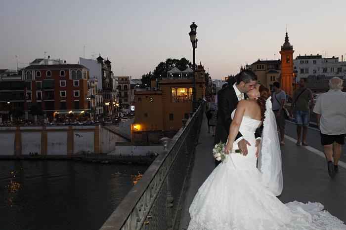 BESO PUENTE TRIANA