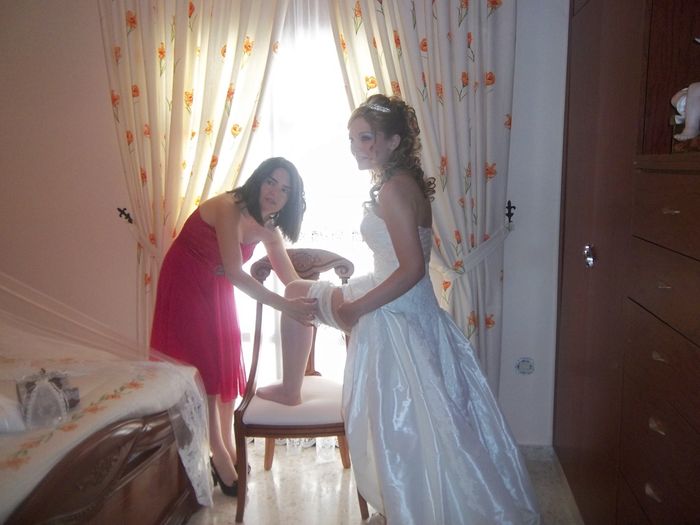 Mi amiga, poniendome la liga que hizo ella misma