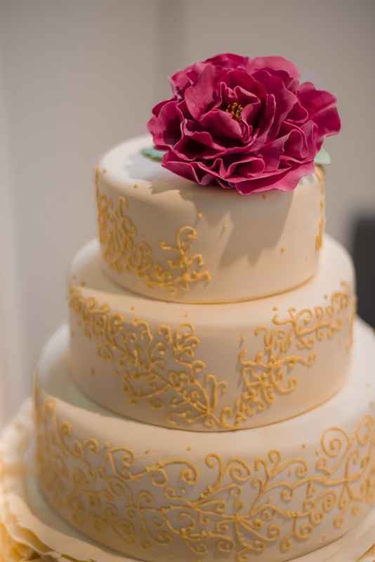 Tarta con flor y filigrana de la feria Sevilla Dulce