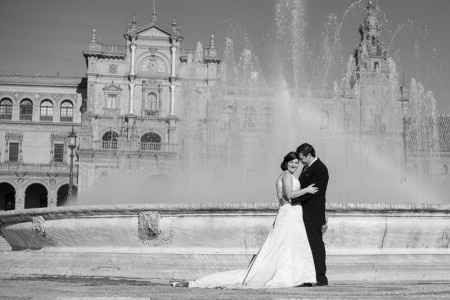 Postboda en la Plaza de España de Sevilla