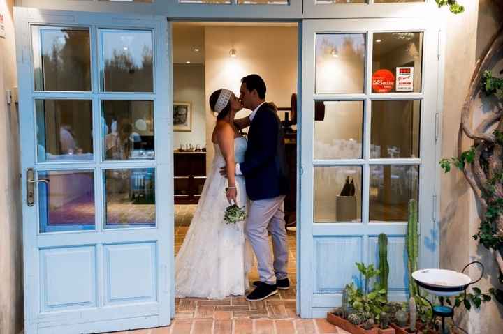 Beso crónica de boda