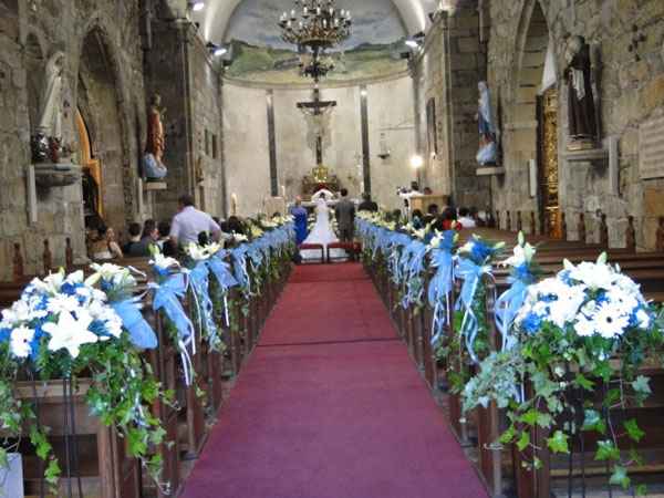 Decoración iglesia azul y blanco
