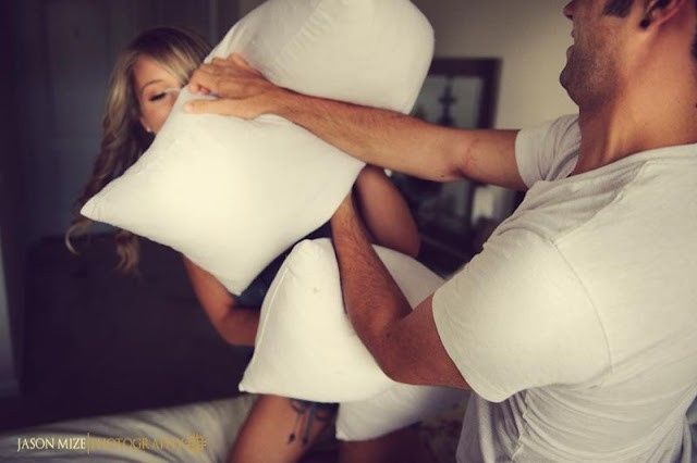 Una guerra de almohadas
