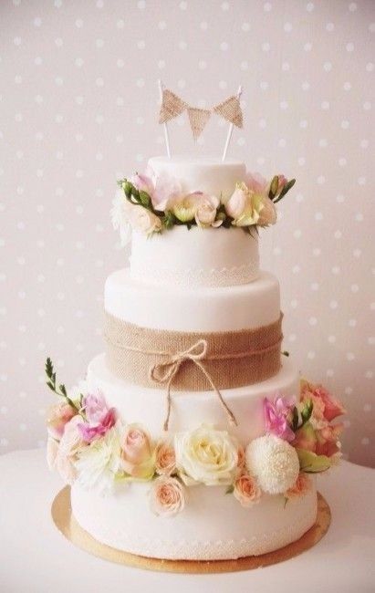 ¿Cuál de estas tortas es la más apropiada para una boda rústica? 3