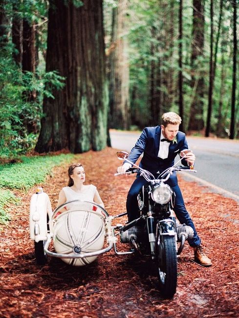 Novios con sidecar